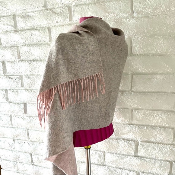 Nina Ricci Gray and Pink Shawl - Picture 4 of 6